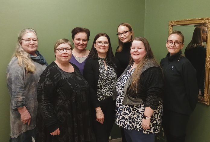 Naantalin Kauppakeskusta ry:n hallitukseen kuuluvat Kristiina Sunell, Johanna Matero, Maarit Lievejärvi, Tanja Lintunen, Heidi Paavola, Lea Laaksonen ja Suvi Vartiainen. Kuva: Katariina Mäkinen-Önsoy.