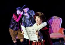 Naantalin Teatterissa esitetään Keisarin uudet vaatteet -näytelmää Keisarin uudet vaatteet Naantalin Teatterissa. Kuva: Unna Äkäslompolo.
