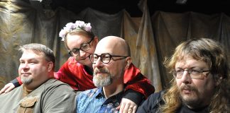 Teatteri | Pintaremontti Teatteri Akselin ensi-illassa Teatteri Akselin Pintaremontti-näytelmässä nähdään muun muassa (vas.) elämänkumppania kuumeisesti etsivä Sami (Jari Vihervirta), Pintaremontti-bloggari ja onnellisen elämän asiantuntija Sini (Mona Ahola), kolmen lapsen yksinhuoltajana tasapainoileva Samin ystävä Markus (Juha-Petri Salmi) sekä muistisairaita vanhempiaan rakkauden ja riittämättömyyden ristipaineessa hoitava Samin toinen ystävä Pesonen (Juha Nordman). Kuva: Kauno Takarautio.