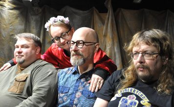 Teatteri | Pintaremontti Teatteri Akselin ensi-illassa Teatteri Akselin Pintaremontti-näytelmässä nähdään muun muassa (vas.) elämänkumppania kuumeisesti etsivä Sami (Jari Vihervirta), Pintaremontti-bloggari ja onnellisen elämän asiantuntija Sini (Mona Ahola), kolmen lapsen yksinhuoltajana tasapainoileva Samin ystävä Markus (Juha-Petri Salmi) sekä muistisairaita vanhempiaan rakkauden ja riittämättömyyden ristipaineessa hoitava Samin toinen ystävä Pesonen (Juha Nordman). Kuva: Kauno Takarautio.