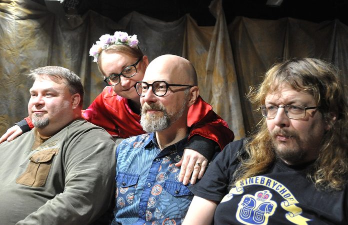 Teatteri Akselin Pintaremontti-näytelmässä nähdään muun muassa (vas.) elämänkumppania kuumeisesti etsivä Sami (Jari Vihervirta), Pintaremontti-bloggari ja onnellisen elämän asiantuntija Sini (Mona Ahola), kolmen lapsen yksinhuoltajana tasapainoileva Samin ystävä Markus (Juha-Petri Salmi) sekä muistisairaita vanhempiaan rakkauden ja riittämättömyyden ristipaineessa hoitava Samin toinen ystävä Pesonen (Juha Nordman). Kuva: Kauno Takarautio.