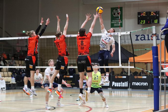Raision Loimu sai Kerttulassa vastaansa AC Oulu Volleyn. Kuva: Hannu Tuominen.