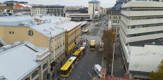 Raitiotie-keskustelutilaisuuksia ympäri Turkua Yksi raitiotien pysäkeistä olisi Kauppatorin kulmassa Eerikinkadulla. Kuva: Jussi Vierimaa.