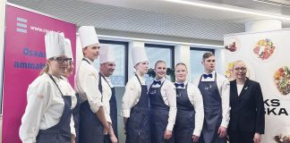 Kokki- ja tarjoilijaopiskelijat kirsikankukkien keskellä Tokiossa Ravintola- ja cateringalan lehtori Mari Vartiainen, keittiömestari Susanna Stolpe, Veeti Rantanen, Robert Arlén, Aarni Saarinen, Roosa Urmas, Mariella Kallio, Jeremia Varonen sekä ravintolapalveluiden lehtori Niina Hannuksela. Kuva: Katariina Mäkinen-Önsoy.