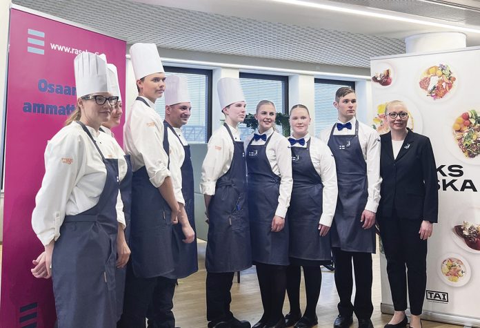 Ravintola- ja cateringalan lehtori Mari Vartiainen, keittiömestari Susanna Stolpe, Veeti Rantanen, Robert Arlén, Aarni Saarinen, Roosa Urmas, Mariella Kallio, Jeremia Varonen sekä ravintolapalveluiden lehtori Niina Hannuksela. Kuva: Katariina Mäkinen-Önsoy.