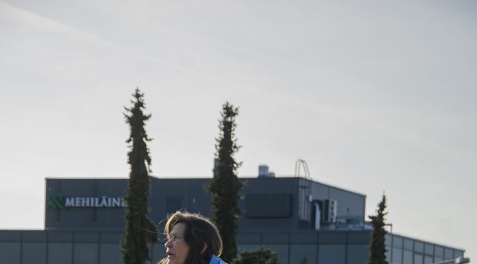 Ristin tie Raisiossa -teatterihartaudessa katsojat kulkevat esityskulkueen mukana Ristin tie Raisiossa, treenikuva, Ode Kurkela, Raisio, Raision seurakunta, pitkäperjantai