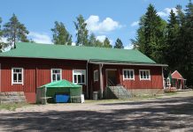 Aleksis Kivi kohtaa nykyajan Tarvasjoen nuorisoseuran juhlavuosinäytelmässä Tarvasjoen nuorisoseurantalo Vuorilinna. Kuva: Turun Seutusanomien arkisto.