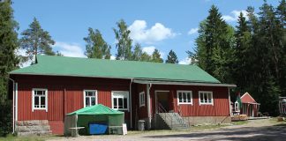 Aleksis Kivi kohtaa nykyajan Tarvasjoen nuorisoseuran juhlavuosinäytelmässä Tarvasjoen nuorisoseurantalo Vuorilinna. Kuva: Turun Seutusanomien arkisto.