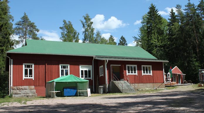 Aleksis Kivi kohtaa nykyajan Tarvasjoen nuorisoseuran juhlavuosinäytelmässä Tarvasjoen nuorisoseurantalo Vuorilinna. Kuva: Turun Seutusanomien arkisto.