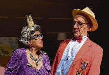 Teatteriryhmä Onnenpotku esittää Legendojen vanhainkoti -eläkeläiskomedian Tuhkimolla (vas. Eeva-Liisa Soisalo) ja prinssillä (Ruuben Strang) on vielä elämän ehtoopuolellakin kitkaa rakkaudessa. Kuva: Merita Seppälä.