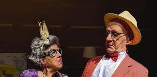 Teatteriryhmä Onnenpotku esittää Legendojen vanhainkoti -eläkeläiskomedian Tuhkimolla (vas. Eeva-Liisa Soisalo) ja prinssillä (Ruuben Strang) on vielä elämän ehtoopuolellakin kitkaa rakkaudessa. Kuva: Merita Seppälä.