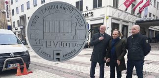 Kaukolämmön juhlavuosi näkyy kaivonkansissa Turun kaupunkisuunnittelujohtaja Timo Hintsanen, kuvataiteilija Mauri Kosonen ja Turku Energian Lämpö-yksikön johtaja Juho Perkonoja juhlistivat Kaukon päivää 3.3. Kaukolämpö 50 vuotta -kaivonkansijulkistuksella. Kuva: Katariina Mäkinen-Önsoy.