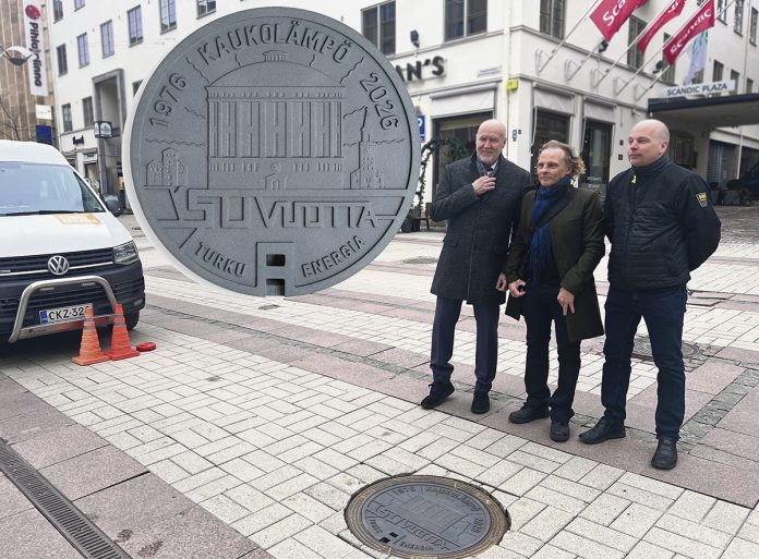 Turun kaupunkisuunnittelujohtaja Timo Hintsanen, kuvataiteilija Mauri Kosonen ja Turku Energian Lämpö-yksikön johtaja Juho Perkonoja juhlistivat Kaukon päivää 3.3. Kaukolämpö 50 vuotta -kaivonkansijulkistuksella. Kuva: Katariina Mäkinen-Önsoy.
