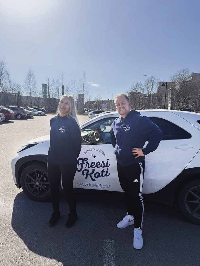 Freesikodin palveluesihenkilö Lilli Heikkala ja toimitusjohtaja Roope Ruuskanen. Kuva: Freesikoti Oy.