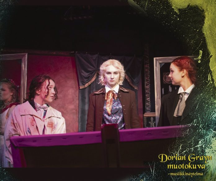 Dorian Grayn tarina nuoruuden pakkomielteestä, moraalista ja pahuuden seurauksista sijoittuu viktoriaaniseen Lontooseen. Kuva: Esko Vähätalo.