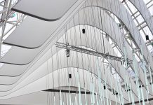 Seis lukupuutto! -mielenilmaus Lukuviikon huipentumana Hansakortteli on Turussa keskeinen paikka paikalliselle Seis lukupuutto! -mielenilmaukselle, joka liputtaa lukutaidon puolesta Kirjan ja ruusun päivänä 23. huhtikuuta. Kuva: Katariina Mäkinen-Önsoy.