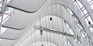 Seis lukupuutto! -mielenilmaus Lukuviikon huipentumana Hansakortteli on Turussa keskeinen paikka paikalliselle Seis lukupuutto! -mielenilmaukselle, joka liputtaa lukutaidon puolesta Kirjan ja ruusun päivänä 23. huhtikuuta. Kuva: Katariina Mäkinen-Önsoy.