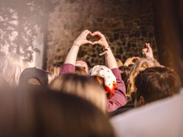 Värikästä kevään juhlaa etkoilla ja jatkoilla täydennettynä TYYlikäs Vappupiknik -tapahtumassa julistetaan kesärauha jo toistamiseen. Kuva: Julia Anderson / Kesärauha 2025.