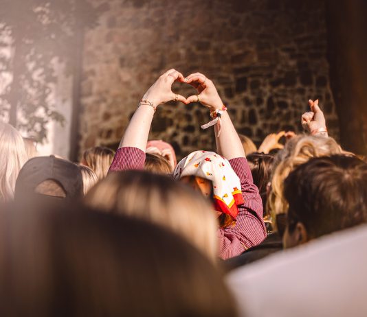 Värikästä kevään juhlaa etkoilla ja jatkoilla täydennettynä TYYlikäs Vappupiknik -tapahtumassa julistetaan kesärauha jo toistamiseen. Kuva: Julia Anderson / Kesärauha 2025.