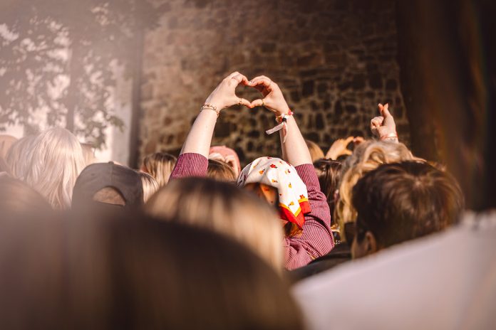 TYYlikäs Vappupiknik -tapahtumassa julistetaan kesärauha jo toistamiseen. Kuva: Julia Anderson / Kesärauha 2025.