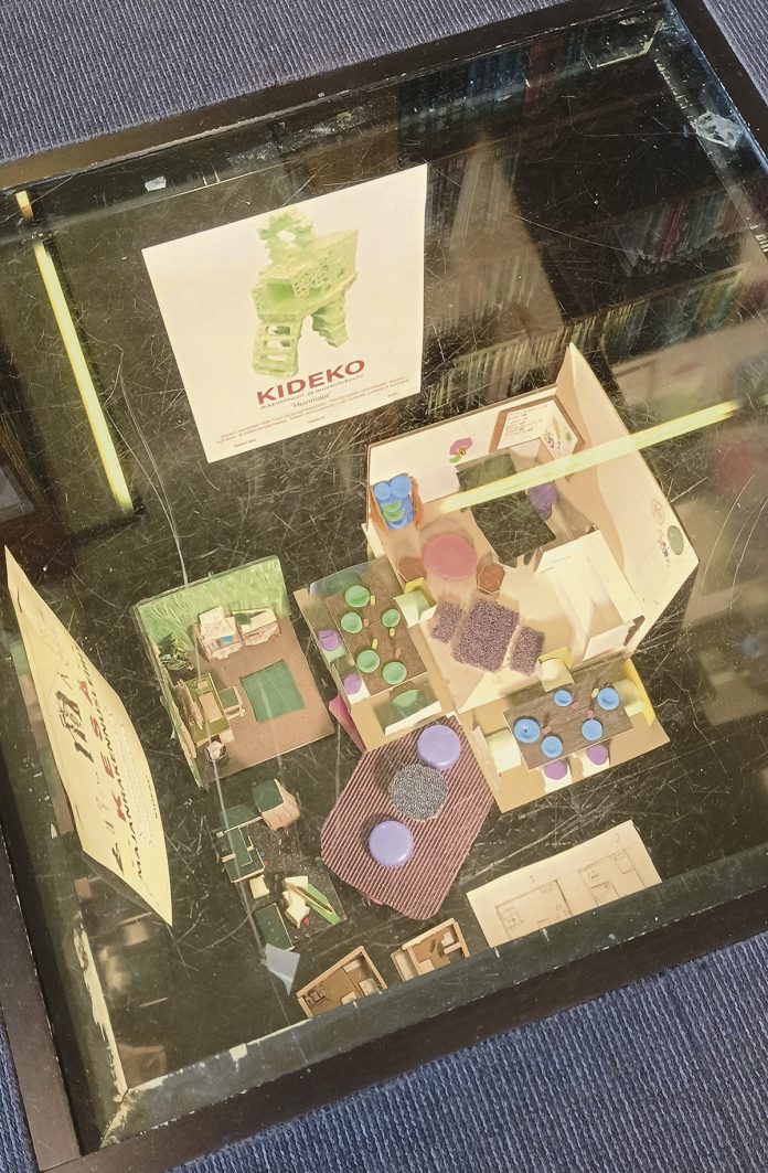 Lasten ja nuorten arkkitehtuurikoulu Kidekon oppilaat ovat taiteilleet upeita huvimajarakennelmia, joista on syntynyt kevätnäyttely Turun pääkirjastolle.