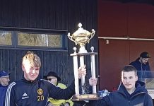 Littoisten Työväen Urheilijat toivat pojan kotiin! Kultanummipokaalin edustuksen pelissä noutaneet 2010, 2011 ja 2016 joukkueiden edustajat. Kuva: Jukka Pirttiperä.