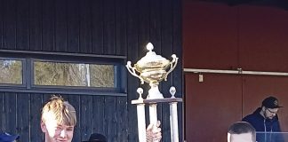 Littoisten Työväen Urheilijat toivat pojan kotiin! Kultanummipokaalin edustuksen pelissä noutaneet 2010, 2011 ja 2016 joukkueiden edustajat. Kuva: Jukka Pirttiperä.