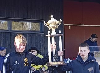 Littoisten Työväen Urheilijat toivat pojan kotiin! Kultanummipokaalin edustuksen pelissä noutaneet 2010, 2011 ja 2016 joukkueiden edustajat. Kuva: Jukka Pirttiperä.