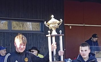 Littoisten Työväen Urheilijat toivat pojan kotiin! Kultanummipokaalin edustuksen pelissä noutaneet 2010, 2011 ja 2016 joukkueiden edustajat. Kuva: Jukka Pirttiperä.