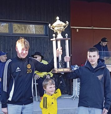 Littoisten Työväen Urheilijat toivat pojan kotiin! Kultanummipokaalin edustuksen pelissä noutaneet 2010, 2011 ja 2016 joukkueiden edustajat. Kuva: Jukka Pirttiperä.