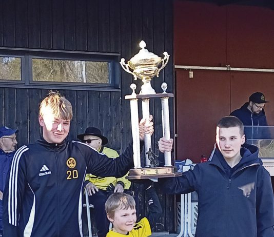 Littoisten Työväen Urheilijat toivat pojan kotiin! Kultanummipokaalin edustuksen pelissä noutaneet 2010, 2011 ja 2016 joukkueiden edustajat. Kuva: Jukka Pirttiperä.