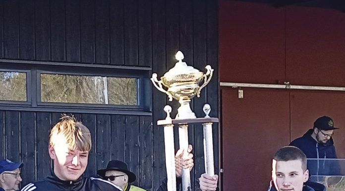 Littoisten Työväen Urheilijat toivat pojan kotiin! Kultanummipokaalin edustuksen pelissä noutaneet 2010, 2011 ja 2016 joukkueiden edustajat. Kuva: Jukka Pirttiperä.