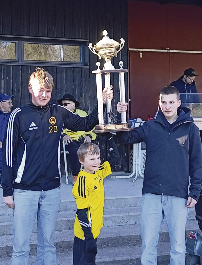 Kultanummipokaalin edustuksen pelissä noutaneet 2010, 2011 ja 2016 joukkueiden edustajat. Kuva: Jukka Pirttiperä.