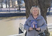 Kirjailija Marjut Brunilan uutuusteos tarjoilee ulkosaariston mysteerin Marjut Brunila on julkaissut Utön arvoitus (Aviador Kustannus, 2026) -lastenromaanin. Kuva: Katariina Mäkinen-Önsoy.