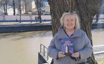 Kirjailija Marjut Brunilan uutuusteos tarjoilee ulkosaariston mysteerin Marjut Brunila on julkaissut Utön arvoitus (Aviador Kustannus, 2026) -lastenromaanin. Kuva: Katariina Mäkinen-Önsoy.