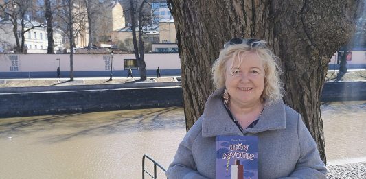 Kirjailija Marjut Brunilan uutuusteos tarjoilee ulkosaariston mysteerin Marjut Brunila on julkaissut Utön arvoitus (Aviador Kustannus, 2026) -lastenromaanin. Kuva: Katariina Mäkinen-Önsoy.
