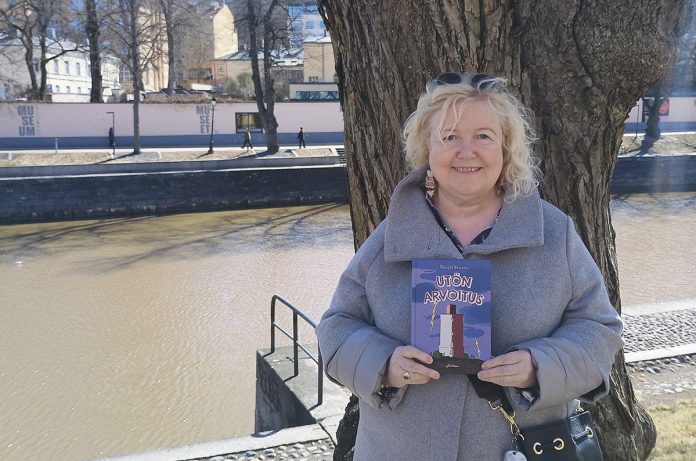 Marjut Brunila on julkaissut Utön arvoitus (Aviador Kustannus, 2026) -lastenromaanin. Kuva: Katariina Mäkinen-Önsoy.