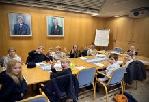 Maskulaiset lapset tenttaavat päättäjiä valtuuston kokouksessa Maskun lapsiparlamentti. Kuva: Maskun kunta.