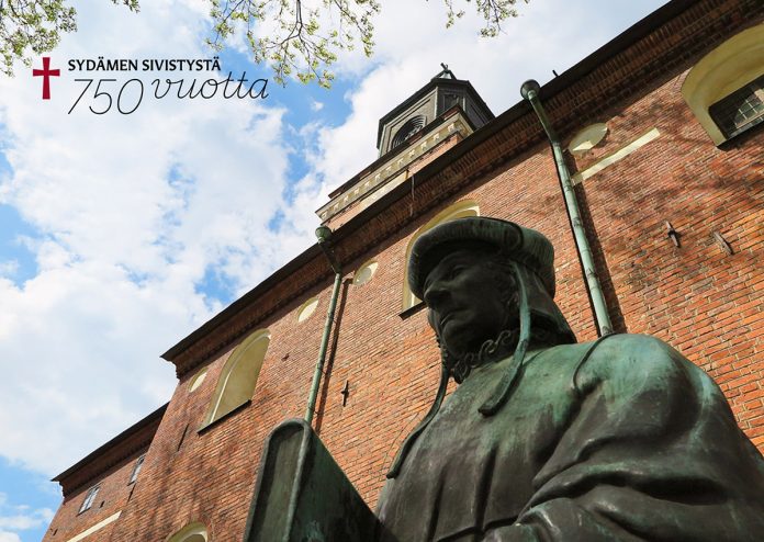 Mikael Agricolan patsas Turun tuomiokirkon edustalla. Kuva: Sydämen sivistystä 750 vuotta.