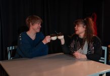 Teatteri | Avoimien ovien päivä on terävä ihmissuhdekomedia Naantalin Teatterin Avoimien ovien päivä -näytelmän rooleissa nähdään muun muassa Anu Kuusela ja Mari Routapohja. Kuva: Topi Kanerva.