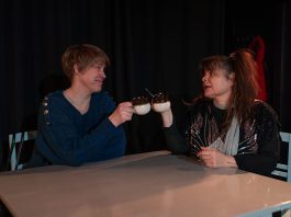 Teatteri | Avoimien ovien päivä on terävä ihmissuhdekomedia Naantalin Teatterin Avoimien ovien päivä -näytelmän rooleissa nähdään muun muassa Anu Kuusela ja Mari Routapohja. Kuva: Topi Kanerva.