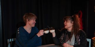 Teatteri | Avoimien ovien päivä on terävä ihmissuhdekomedia Naantalin Teatterin Avoimien ovien päivä -näytelmän rooleissa nähdään muun muassa Anu Kuusela ja Mari Routapohja. Kuva: Topi Kanerva.