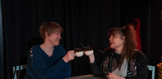 Teatteri | Avoimien ovien päivä on terävä ihmissuhdekomedia Naantalin Teatterin Avoimien ovien päivä -näytelmän rooleissa nähdään muun muassa Anu Kuusela ja Mari Routapohja. Kuva: Topi Kanerva.