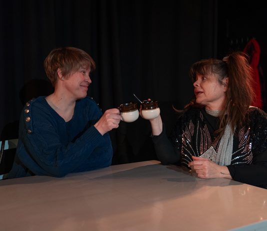 Teatteri | Avoimien ovien päivä on terävä ihmissuhdekomedia Naantalin Teatterin Avoimien ovien päivä -näytelmän rooleissa nähdään muun muassa Anu Kuusela ja Mari Routapohja. Kuva: Topi Kanerva.