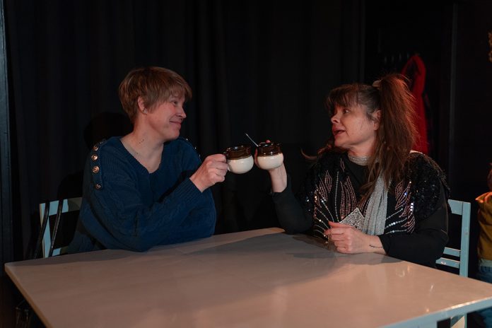 Naantalin Teatterin Avoimien ovien päivä -näytelmän rooleissa nähdään muun muassa Anu Kuusela ja Mari Routapohja. Kuva: Topi Kanerva.