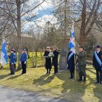 Paimio-muistokukkien-vieminen-veteraanikivelle-web