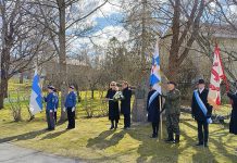Jääkäri Heikki Nurmion muistolaatta julkistettiin Paimiossa Paimion kaupunginjohtaja Nina-Mari Turpela sekä kaupunginhallituksen puheenjohtaja Mikko Lindberg laskivat Veteraanikivelle kukat kansallisen veteraanipäivän juhlatilaisuudessa. Kuva: Paimion kaupunki.