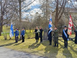 Jääkäri Heikki Nurmion muistolaatta julkistettiin Paimiossa Paimion kaupunginjohtaja Nina-Mari Turpela sekä kaupunginhallituksen puheenjohtaja Mikko Lindberg laskivat Veteraanikivelle kukat kansallisen veteraanipäivän juhlatilaisuudessa. Kuva: Paimion kaupunki.