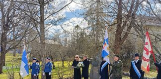 Jääkäri Heikki Nurmion muistolaatta julkistettiin Paimiossa Paimion kaupunginjohtaja Nina-Mari Turpela sekä kaupunginhallituksen puheenjohtaja Mikko Lindberg laskivat Veteraanikivelle kukat kansallisen veteraanipäivän juhlatilaisuudessa. Kuva: Paimion kaupunki.