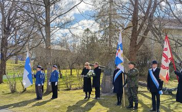 Jääkäri Heikki Nurmion muistolaatta julkistettiin Paimiossa Paimion kaupunginjohtaja Nina-Mari Turpela sekä kaupunginhallituksen puheenjohtaja Mikko Lindberg laskivat Veteraanikivelle kukat kansallisen veteraanipäivän juhlatilaisuudessa. Kuva: Paimion kaupunki.